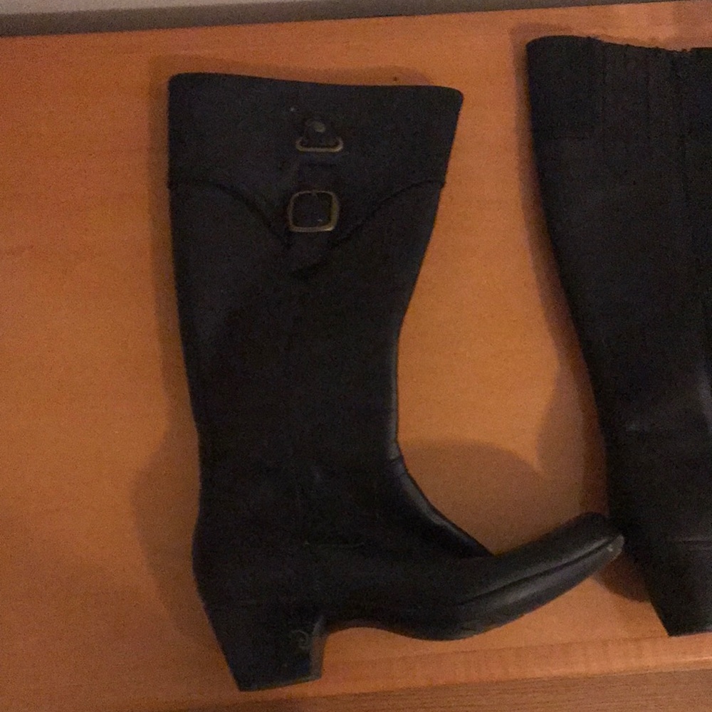 Tall black boots, in very good condition